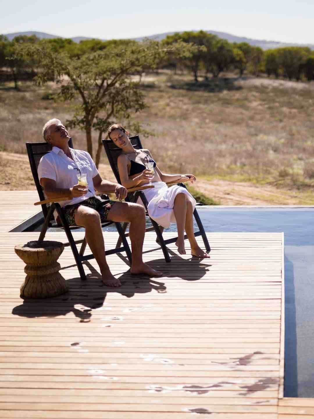 Love on Safari Reiseverlauf - Paar genießt Sonnenuntergang in der Serengeti